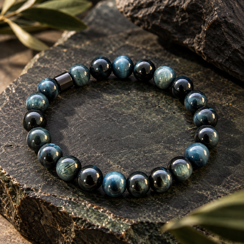 Lofoten Tigerauge Armband mit blauen 8-mm-Perlen in Dunkelblau, Petrol und Schwarz auf dunklem Naturstein.