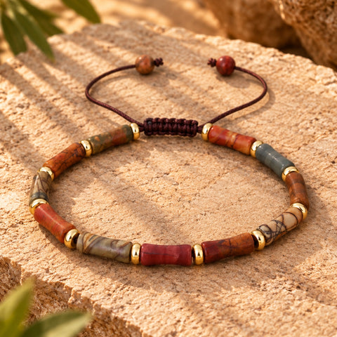 TERRA NOVA Picasso Jasper Gold Armband mit Natursteinen in Rot-, Braun-, Beige- und Grüntönen, goldfarbenen Elementen und verstellbarem Band.