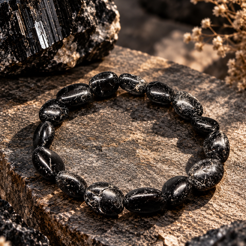 SUMI Schwarzer Turmalin Armband von AVRE Studios mit natürlich geformten tiefschwarzen Turmalin-Steinen