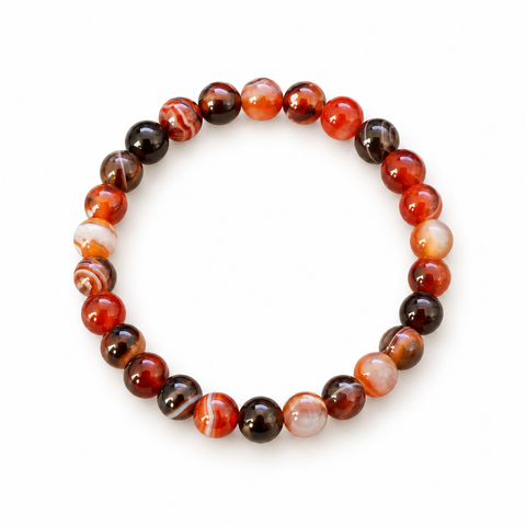 Yunnan Achat Armband mit rotbraunen, gebänderten Natursteinperlen auf weißem Hintergrund.