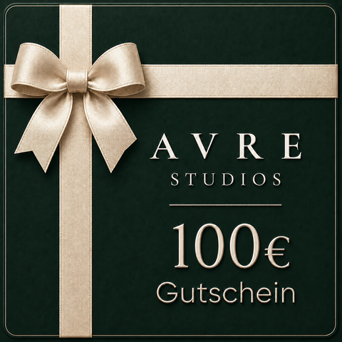 Luxuriöser digitaler 100-Euro-Geschenkgutschein von AVRE Studios in Dunkelgrün mit cremefarbener Schleife und erhabener 3D-Schrift.