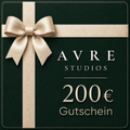 Luxuriöser digitaler 200-Euro-Geschenkgutschein von AVRE Studios in Dunkelgrün mit cremefarbener Schleife und erhabener 3D-Schrift.