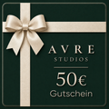 Luxuriöser 50-Euro-Geschenkgutschein von AVRE Studios in Dunkelgrün mit edler Schleife und geprägter Schrift.