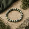 Green Zebra Jasper Armband mit 8 mm Perlen, dekorativ inszeniert in einem harmonischen Natur-Setting.