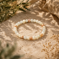 Alt-Text:
Filigranes Marokko Jade Armband mit 6 mm großen, hellen Natursteinperlen in Cremeweiß, Beige und zarten Rosétönen, hochwertig in einer natürlichen, sonnigen Umgebung inszeniert.