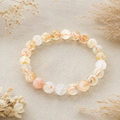 Snow Citrine Natursteinarmband mit 8 mm großen, transparenten Perlen in Hellgelb, Champagner, Creme und zartem Rosé auf hellem Naturstoff mit dezenten Trockenblumen.