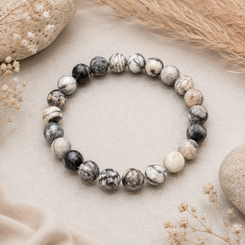 Svalbard Jasper Armband mit 8 mm großen Natursteinperlen und kontrastreicher Maserung in Creme, Grau und Schwarz.