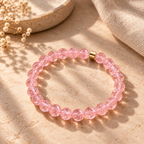 Atacama Bergkristall-Armband mit facettierten apricotfarbenen Perlen auf warmem beigefarbenem Hintergrund.
