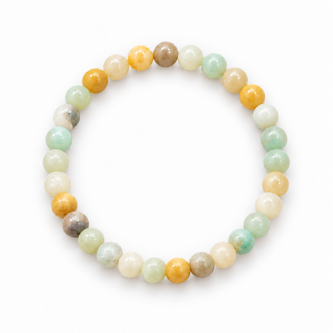 Avena Mixed Amazonit Armband mit mehrfarbigen Natursteinperlen auf weißem Hintergrund.