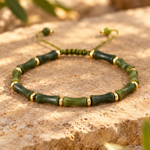 ALENTEJO Olive Jade Armband von AVRE Studios mit olivgrünen Naturstein-Elementen, goldfarbenen Zwischenperlen und verstellbarem Verschluss.