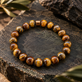 Atacama Tigerauge Armband mit 8-mm-Perlen in warmen Gold-, Karamell- und Brauntönen.