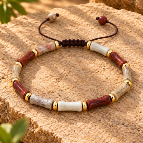 JINSHAN Shoushan Jasper Gold Armband mit Natursteinen in Creme, Rot und warmen Erdtönen, goldfarbenen Zwischenperlen und verstellbarem Band.