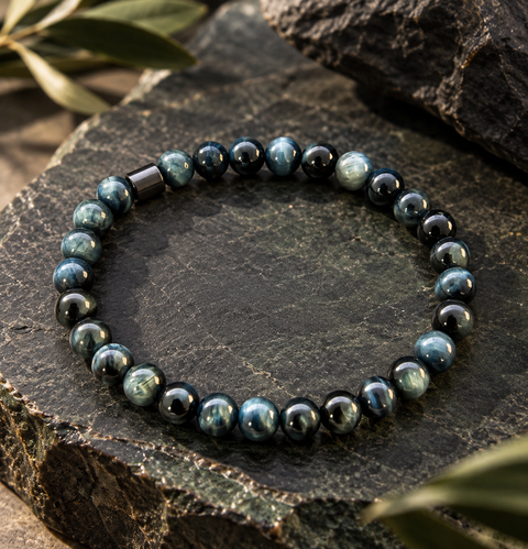 Lofoten Tigerauge Armband mit blauen 6-mm-Perlen in Dunkelblau, Petrol und Schwarz auf dunklem Naturstein.