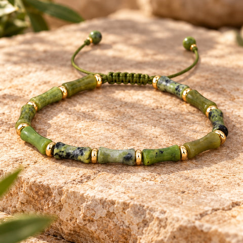 MALLEE Australia Jade Armband von AVRE Studios mit natürlichen grünen Jade-Elementen, feinen goldfarbenen Zwischenperlen und verstellbarem Verschluss.