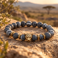 ONYRÂME Gold Armband mit schwarzen Crackle-Perlen, goldfarbenem Leopardenkopf und dekorativen Metallelementen.