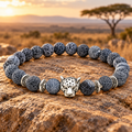 ONYRÂME Silver Armband mit schwarzen Crackle-Perlen, silberfarbenem Leopardenkopf und dekorativen Metallelementen.