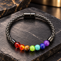 Siebenwelten 7 Chakra Naturstein Armband mit sieben verschiedenfarbigen Steinperlen und schwarzem geflochtenem Band.
