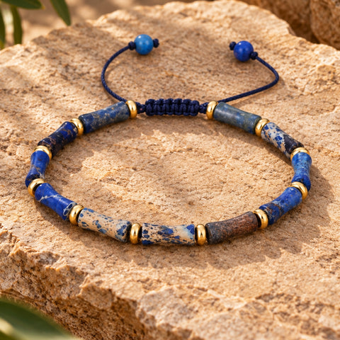 ZELLIGE blaues Natursteinarmband von AVRE Studios mit unterschiedlich gemusterten blauen und hellen Steinelementen, goldfarbenen Zwischenperlen und verstellbarem Verschluss.