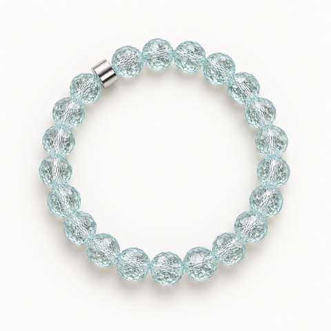 Facettiertes Bergkristall-Armband in Aquamarin mit Silberakzent auf weißem Hintergrund.