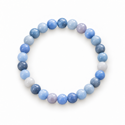 Santorini Blue Jade Armband mit blauen Natursteinperlen auf weißem Hintergrund.